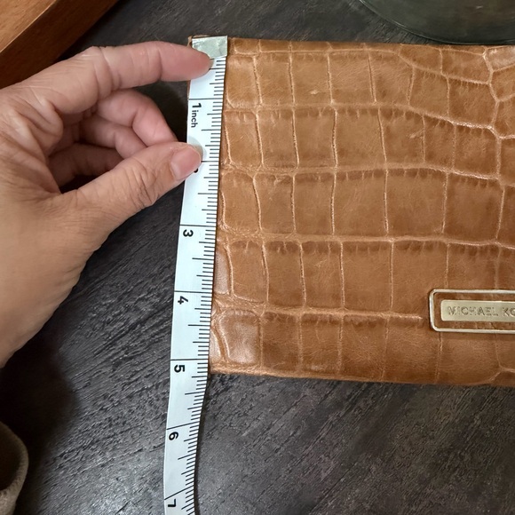 Michael Kors tan crocodile embossed leather envelope clutch - Picture 6 of 7